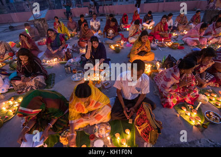 Dhaka, Bangladesh. Nov 11, 2017 prière avec les dévots. assister à l'encens et la lumière des lampes à huile avant de rompre le jeûne pendant une rakher upobash festival religieux appelé ou kartik brati à Dhaka le 12 novembre 2017. bengali personnes de la foi hindoue au Bangladesh s'asseoir dans la prière pour célébrer le 18e siècle saint hindou baba lokenath avec un rakher upobas «» la prière et jour de jeûne. crédit : azim khan ronnie/pacific press/Alamy live news Banque D'Images