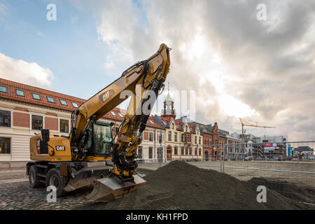 Kristiansand, Norvège - 8 novembre 2017 : pelle hydraulique devant l'hôtel de ville Raadhuset, finissant le travail accompli pour faire un grand garage souterrain. Banque D'Images