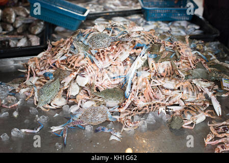 Crabe cru à vendre au marché du frais des pêcheurs Banque D'Images