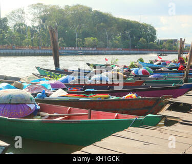 Des bateaux de canoë traditionnels colorés s'amarrent sur la rivière Sparkllng Martapura, Banjarmasin Banque D'Images