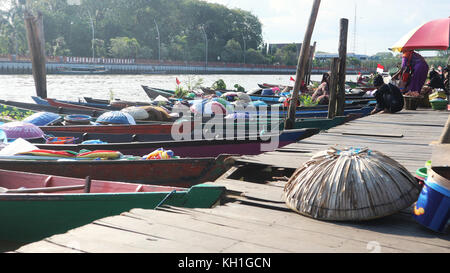 Calme, calme et calme canoë bateau amarré à la fin de la journée, sur le marché flottant festival culturel, Banjarmasin Banque D'Images