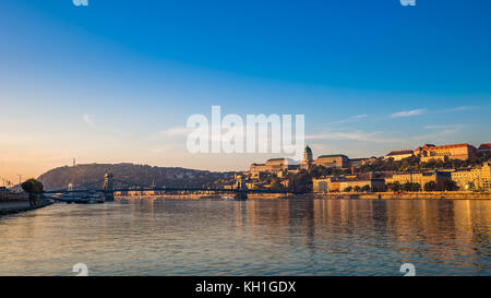 Budapest, Hongrie - Surise d'or sur le Danube avec le pont de la chaîne Szechenyi, le palais royal du château de Buda, la colline de Gellert et la Statue de la liberté à b Banque D'Images