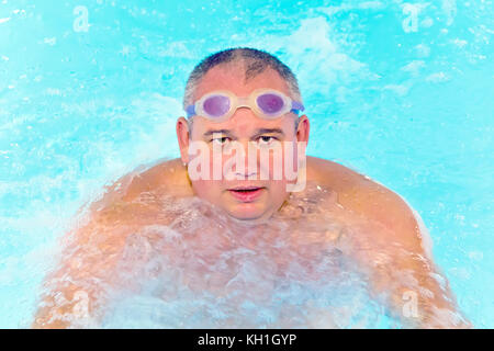 Portrait de big fat man dans l'eau des piscines Banque D'Images