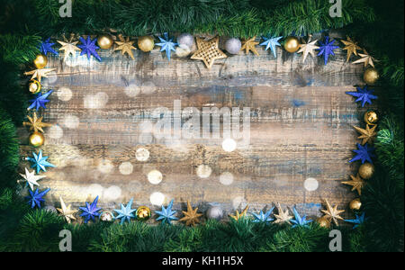 Ornements de noël et green garland sur une planche en bois, copy space Banque D'Images