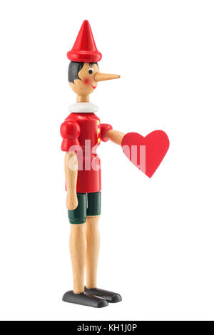 Pinocchio toy statue et coeur isolé sur fond blanc. saint-valentin concept. Banque D'Images