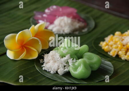 Jaja klepon, snack traditionnel balinais de boulettes de riz gluant pandanus rempli de sucre de palme, servi avec de la noix de coco râpée Banque D'Images