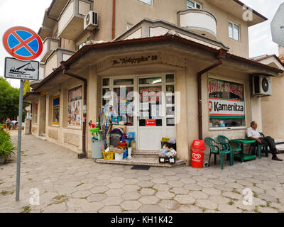 Une épicerie dans la ville de Haskovo, Bulgarie Banque D'Images