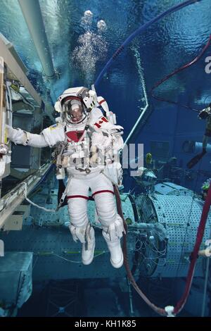 L'astronaute de l'ASC Jeremy Hansen sous-eau dans la sortie dans la formation au centre spatial Johnson, 17 août 2016 à Houston, Texas. Banque D'Images