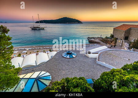 Vue du coucher de soleil côte à Dubrovnik avec l'île de Lokrum en face de la ville, la Croatie. Banque D'Images