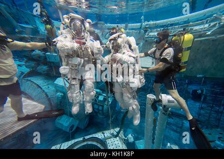 Les astronautes de l’ESA Luca Parmitano et Thomas Pesquet sont assistés par des plongeurs sous l’eau dans le cadre de la formation à la sortie spatiale du Neutral Buoyancy Laboratory au Johnson Space Center le 16 janvier 2015 à Houston, au Texas. Banque D'Images