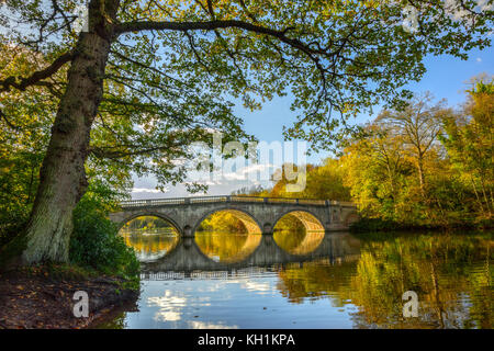 Pont-route à Clumber Park dans le Nottinghamshire. Banque D'Images