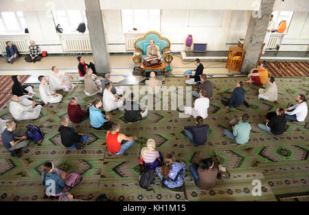 Krishna paroissiens assis sur un étage et l'écoute de gourou dans un temple. Le 3 avril 2017. Le temple de Krishna, kiyv, Ukraine Banque D'Images