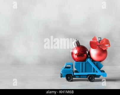 Décoration de Noël. voiture camion porte décorations pour arbres de Noël. boule de noël. Banque D'Images