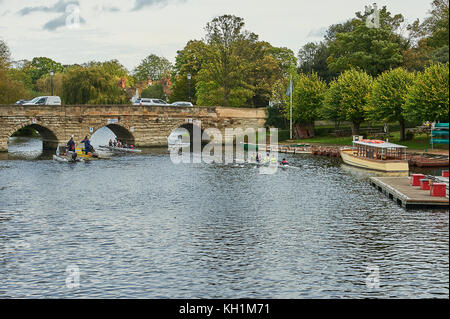 Les bateaux et les rameurs de Stratford Upon Avon approche Clopton Bridge Club de bateau sur la rivière Avon, dans le centre de Stratford Upon Avon. Banque D'Images