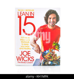 SWINDON, Royaume-Uni - 11 NOVEMBRE 2017 : Joe Wicks dans lean 15 Cook Book Banque D'Images