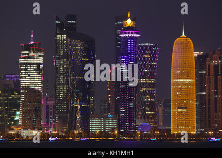 Doha, Qatar - 11 novembre 2017 : Vue de nuit de la ville pendant les tours de la crise diplomatique, Banque D'Images