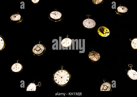 Antique Clocks précieux placé sur un fond noir. Banque D'Images