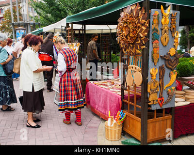 Souvenirs traditionnels vendus à haskovo festival, la Bulgarie. Banque D'Images