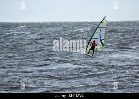 Windsurfer anonyme qui saute dans les eaux tumultueuses de la mer Baltique Banque D'Images