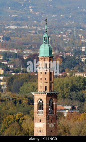 Détail de haute tour du monument appelé Basilique palladienne à Vicenza en Italie du nord de la ville Banque D'Images