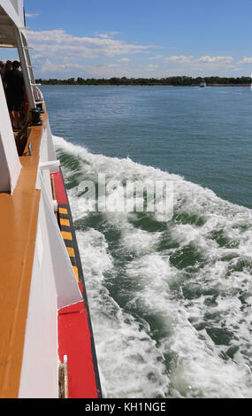 Ferry a également appelé le vaporetto en langue italienne navigue rapidement sur la lagune de Venise au cours du transport de touristes à l'île de Venise dans c Banque D'Images