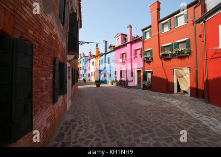 De l'extérieur les maisons colorées de l'île de Burano près de Venise en Italie Banque D'Images