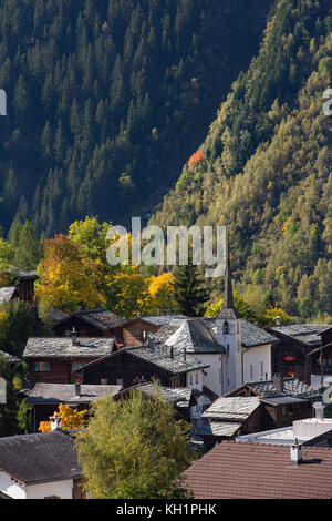 BLATTEN, SUISSE - SEPT. 28, 2017 : l'ancien centre du village de montagne à l'automne, avec la petite église blanche entourée de bois traditionnel Banque D'Images