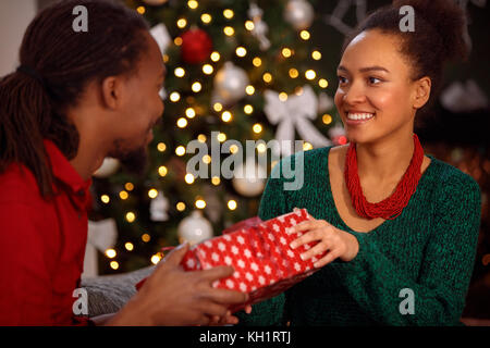 Quel beau couple heureux échange présente à Noël Banque D'Images