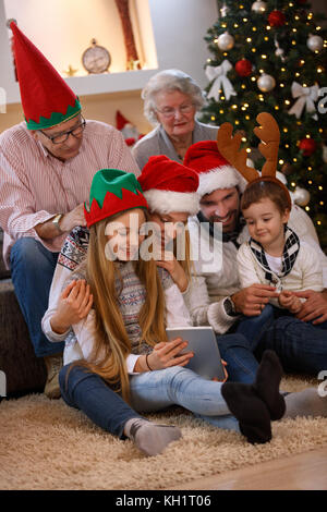 Maison de famille jouissant de leurs temps ensemble à l'aide de tablet Banque D'Images