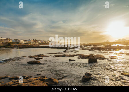 Vue sur l'océan et des villas, de l'intérieur de l'eau, sur le coucher du soleil à Harhoura, Rabat, Maroc Banque D'Images