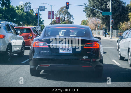 14 octobre 2017 Sunnyvale/CA/USA - Tesla Model S 85D s'est arrêté à un feu de circulation dans la région de la baie de San Francisco Banque D'Images