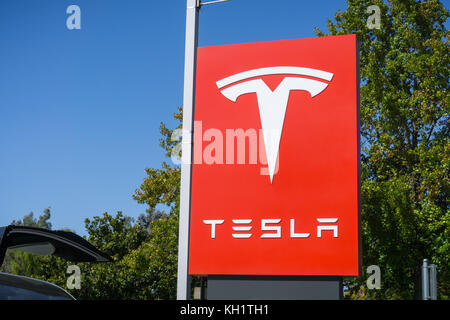 3 octobre 2017 Sunnyvale/CA/USA - logo Tesla devant un magasin d'exposition situé dans la baie de San Francisco Banque D'Images