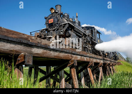 Alberta prairie loco de vapeur 41 traverse le pont sur chevalet en route vers Big Valley, en Alberta Banque D'Images