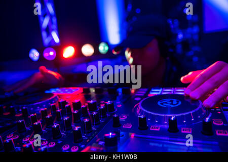 Disc Jockey à la platine dj joue sur les meilleurs joueurs de cd célèbre discothèque, france Banque D'Images