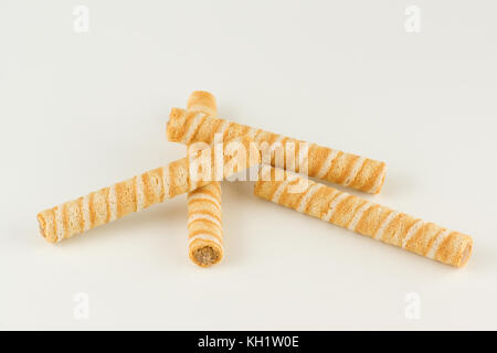 Bâtonnets de farine croustillant farci avec de doux bordée sur un fond blanc Banque D'Images