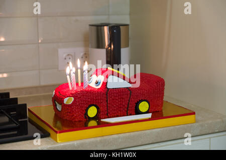 Gâteau d'anniversaire sous la forme d'une voiture de sport avec des bougies Banque D'Images