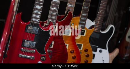 Beaucoup de guitares électriques accroché au mur dans l'atelier, France Banque D'Images