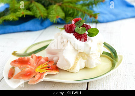 L'air doux dessert 'Anna Pavlova' avec des framboises, de la crème fouettée sur un fond clair. close-up. Banque D'Images