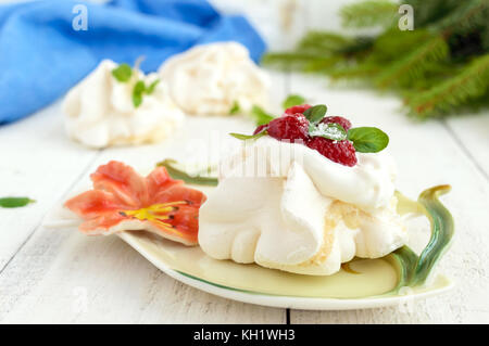 L'air doux dessert 'Anna Pavlova' avec des framboises, de la crème fouettée sur un fond clair. close-up. Banque D'Images