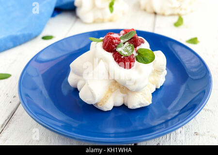 L'air doux dessert 'Anna Pavlova' avec des framboises, de la crème fouettée sur un fond clair. close up Banque D'Images