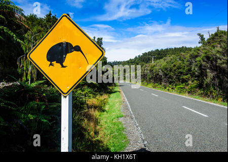 Kiwi panneau d'avertissement le long de la route entre Fox glacier et greymouth, île du Sud, Nouvelle-Zélande Banque D'Images