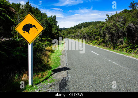 Kiwi panneau d'avertissement le long de la route entre Fox glacier et greymouth, île du Sud, Nouvelle-Zélande Banque D'Images