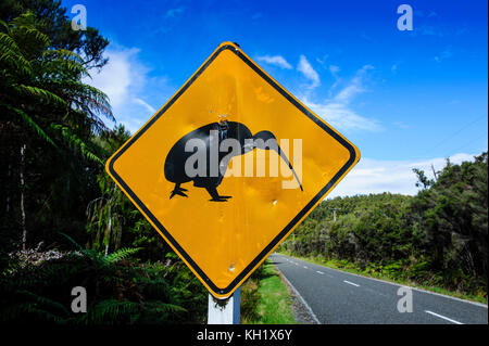 Kiwi panneau d'avertissement le long de la route entre Fox glacier et greymouth, île du Sud, Nouvelle-Zélande Banque D'Images