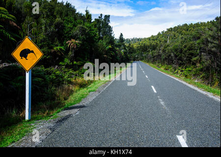 Kiwi panneau d'avertissement le long de la route entre Fox glacier et greymouth, île du Sud, Nouvelle-Zélande Banque D'Images