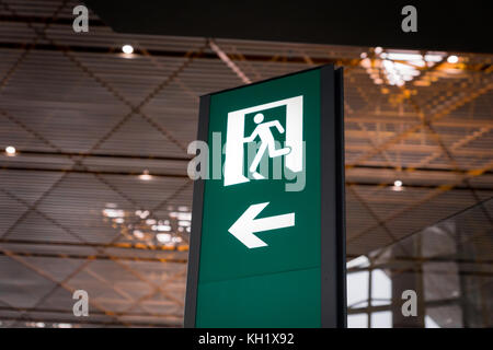 Sortie de secours d'urgence à l'aéroport de vert brillant signe Banque D'Images