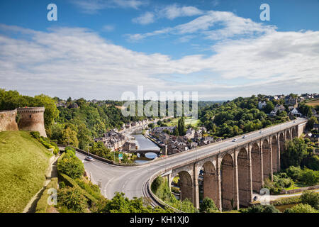 Vue sur le viaduc, la rance, et le vieux port de dinan, Bretagne, France. Banque D'Images