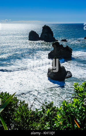 Des affleurements rocheux dans l'océan le long de la route entre greymouth et Westport, South Island, New Zealand Banque D'Images