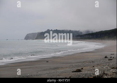 Moody beach à l'atmosphère sur la côte ouest autour de haast, île du Sud, Nouvelle-Zélande Banque D'Images