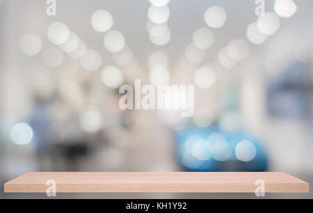 Image de flou artistique Emplacement voiture commerciale en show room avec plateau en bois Banque D'Images