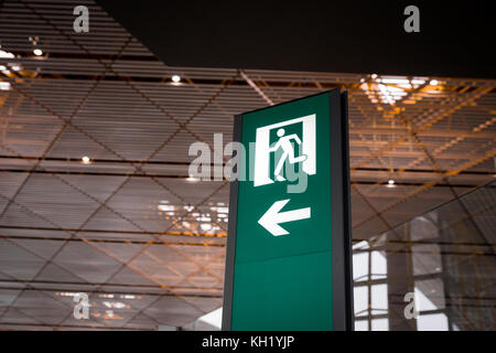 Sortie de secours d'urgence à l'aéroport de vert brillant signe Banque D'Images